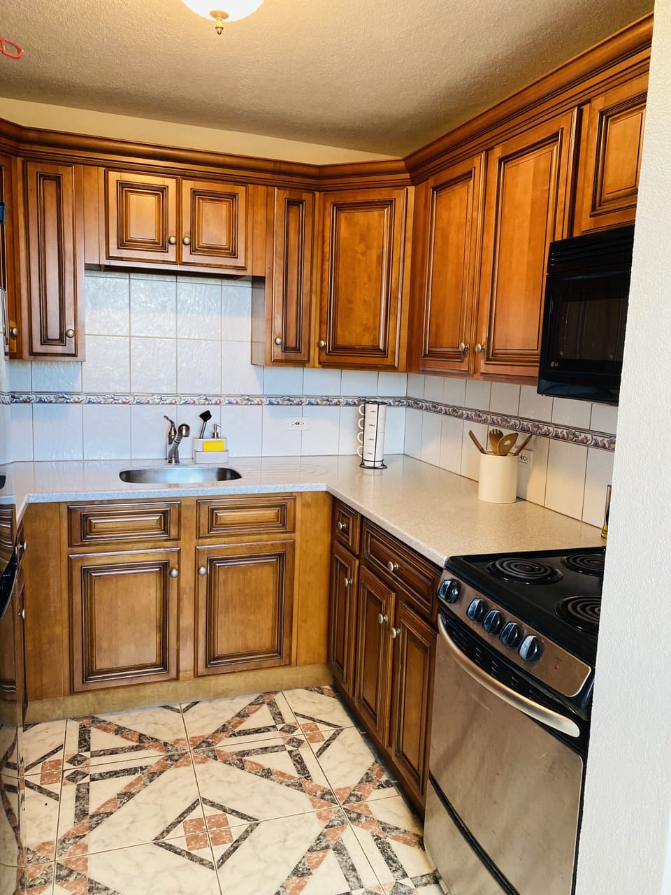  kitchen,electric stove, air-fryer /microwave, full fridge