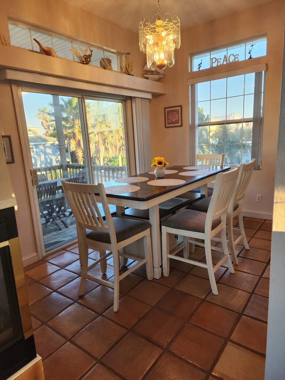 dining room can seat 7