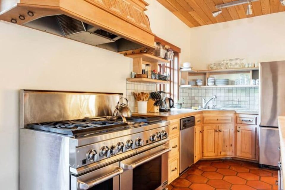 Fully equiped kitchen with professional JennAir range.