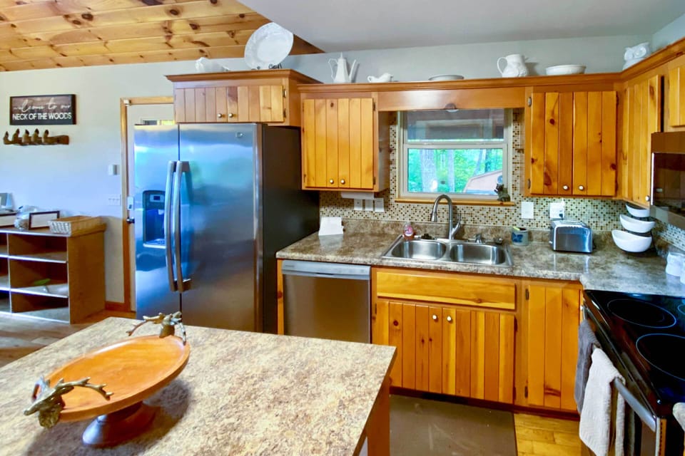 Kitchen | Cooking Utensils | Drip & Keurig Coffee Makers | Crockpot | Ice Maker