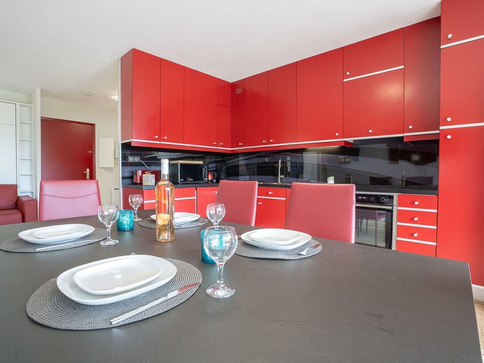 Furniture, Table, Tableware, Cabinetry, Drinkware, Stemware, Dishware, Interior Design, Floor, Building