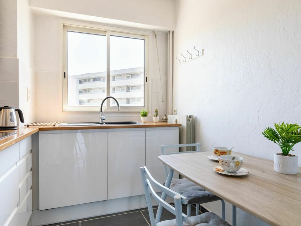 Tap, Plant, Kitchen Sink, Sink, Cabinetry, Furniture, Plumbing Fixture, Window, Countertop, Table