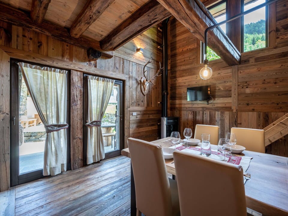Property, Table, Window, Wood, Interior Design, Building, Chair, Architecture, Floor, Wall