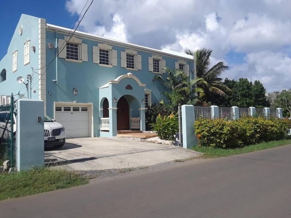 Front of house from the road, the automatic gate is currently open, but It can be closed too!!