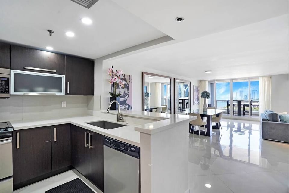 Fully equipped kitchen, seating at kitchen counter for 2