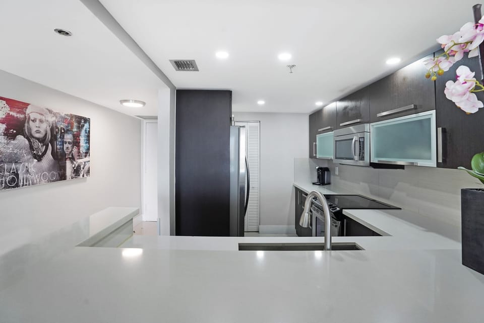 Fully equipped kitchen, front entry