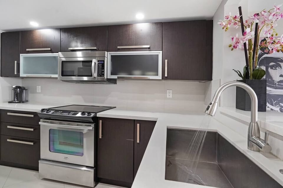 Fully equipped kitchen, seating for 2 at kitchen counter 