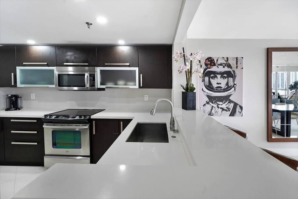 Fully equipped kitchen, seating for 2 at kitchen counter 