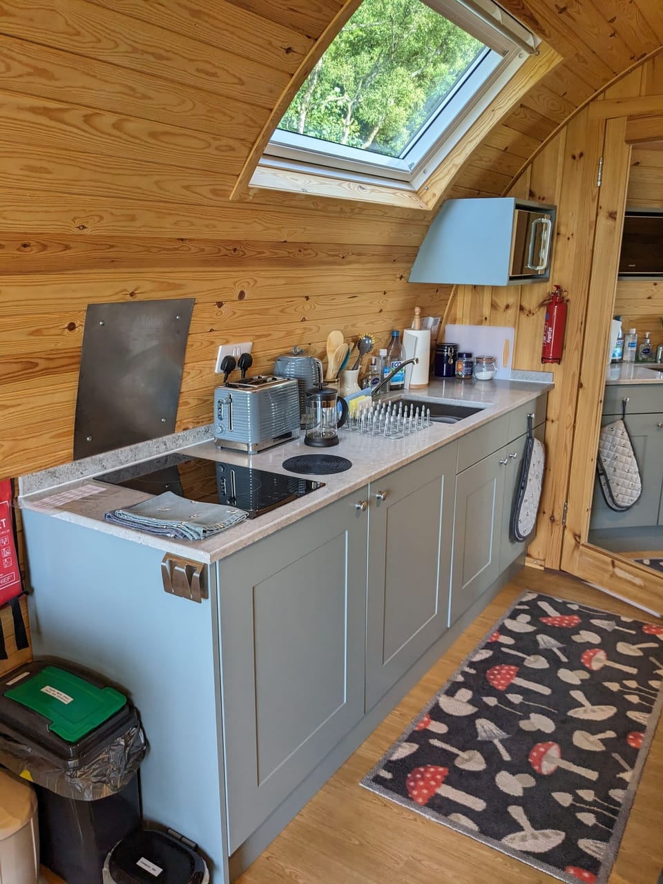 Belhaven Bay Pod - kitchen with hob
