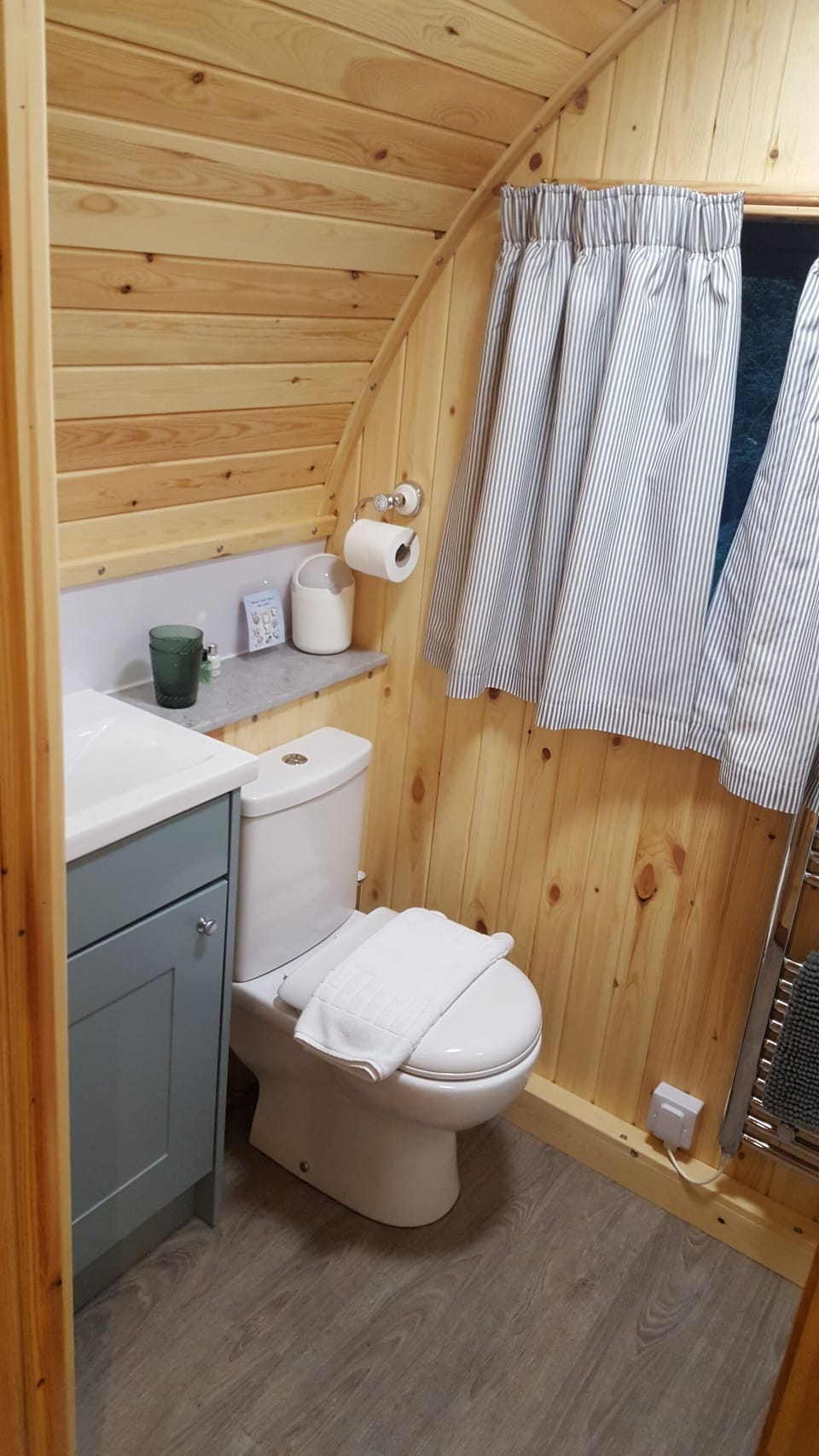 Bass Rock Pod - shower room and toilet