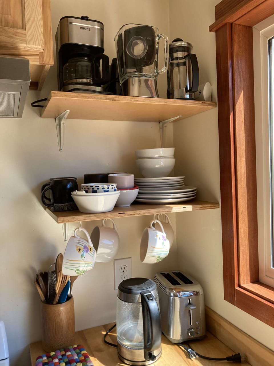 Several coffee making options, a grinder and blender.