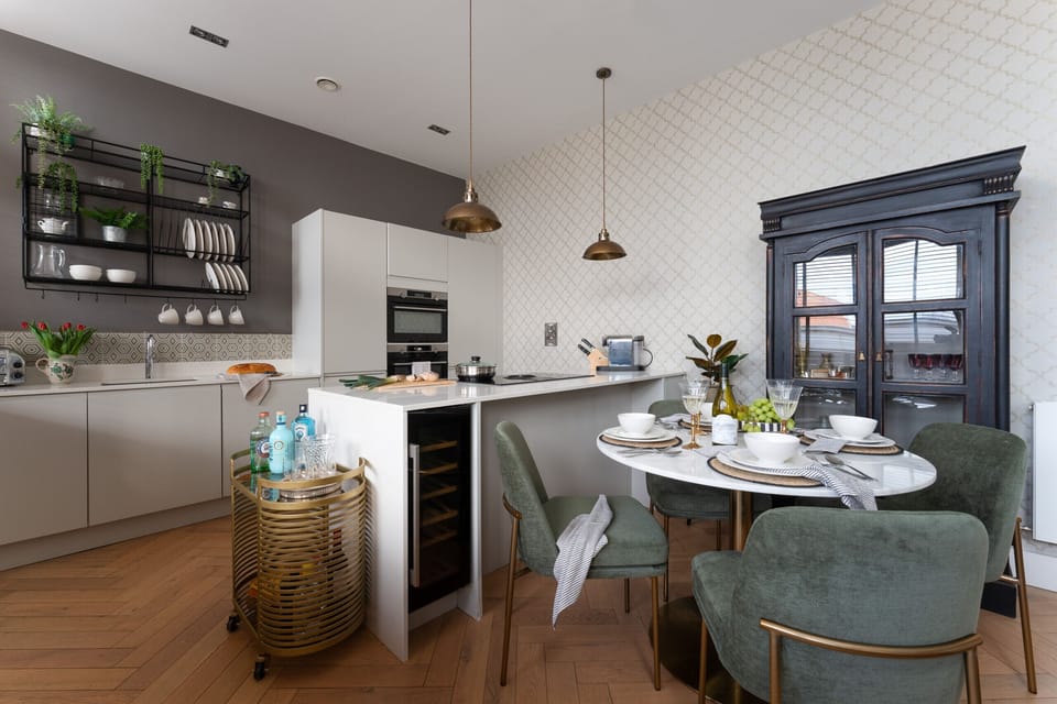 Fresh Escapes - Exeter City Centre Apartment, Cathedral Yard Sleeps 4 Kitchen