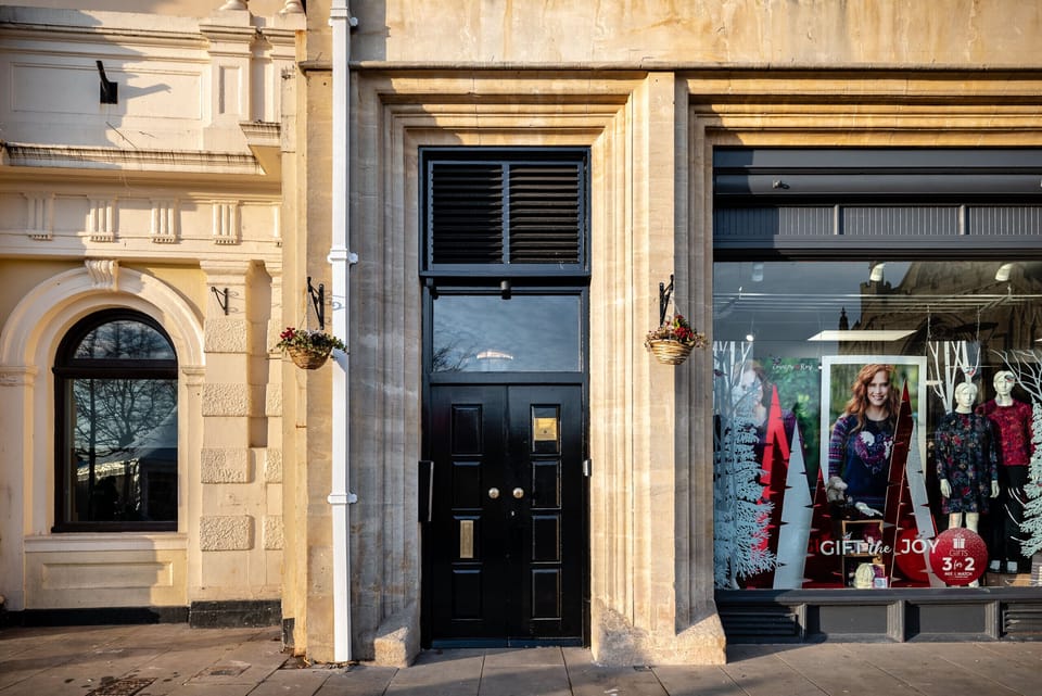 Fresh Escapes - Exeter City Centre Apartment, Cathedral Yard Sleeps 4