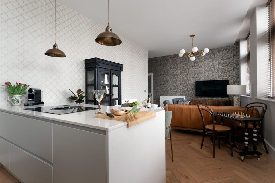 Fresh Escapes - Exeter City Centre Apartment, Cathedral Yard Sleeps 4