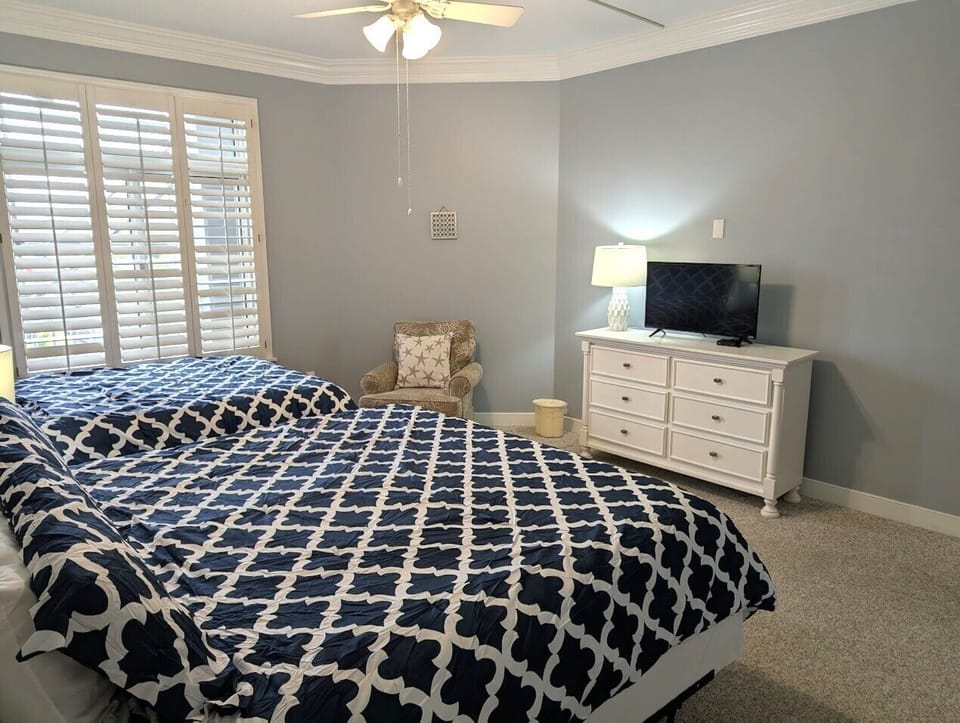 Guest Bedroom with 1 King and 1 Double Bed at 1404 Sea Crest