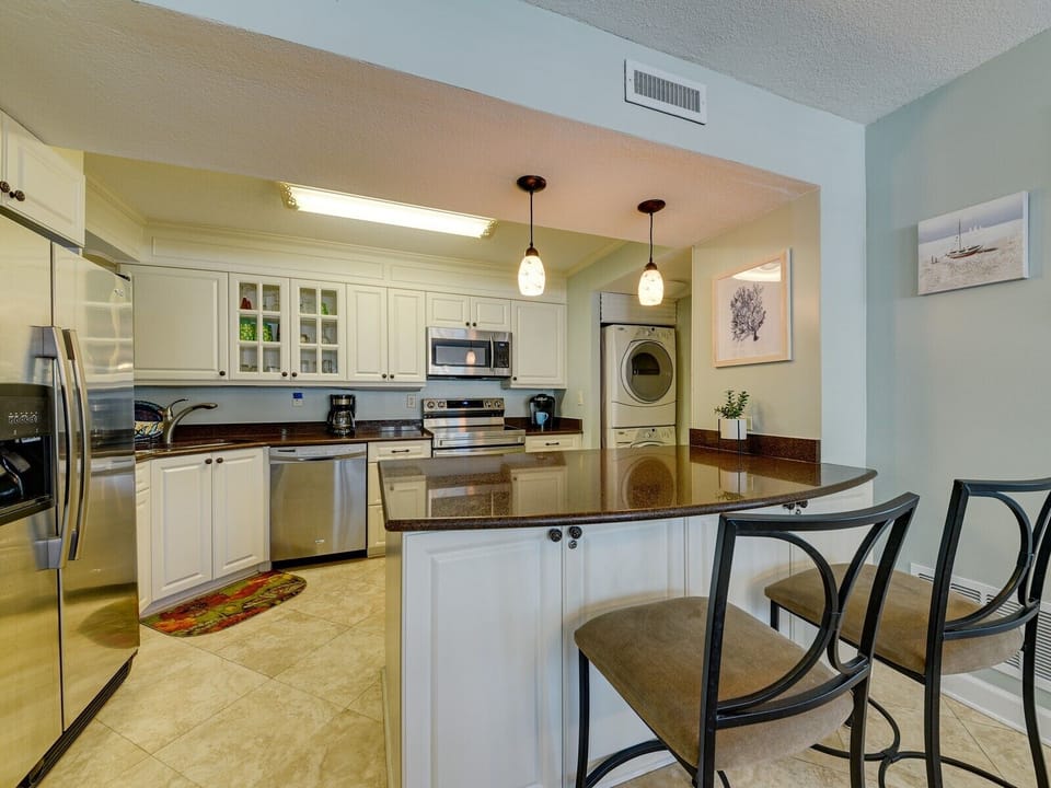 Kitchen with Breakfast Counter at 101 Shorewood