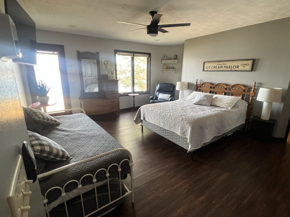 THE PARLOR (Main floor suite) 
Queen bed, day bed & full bath w/ walk in shower