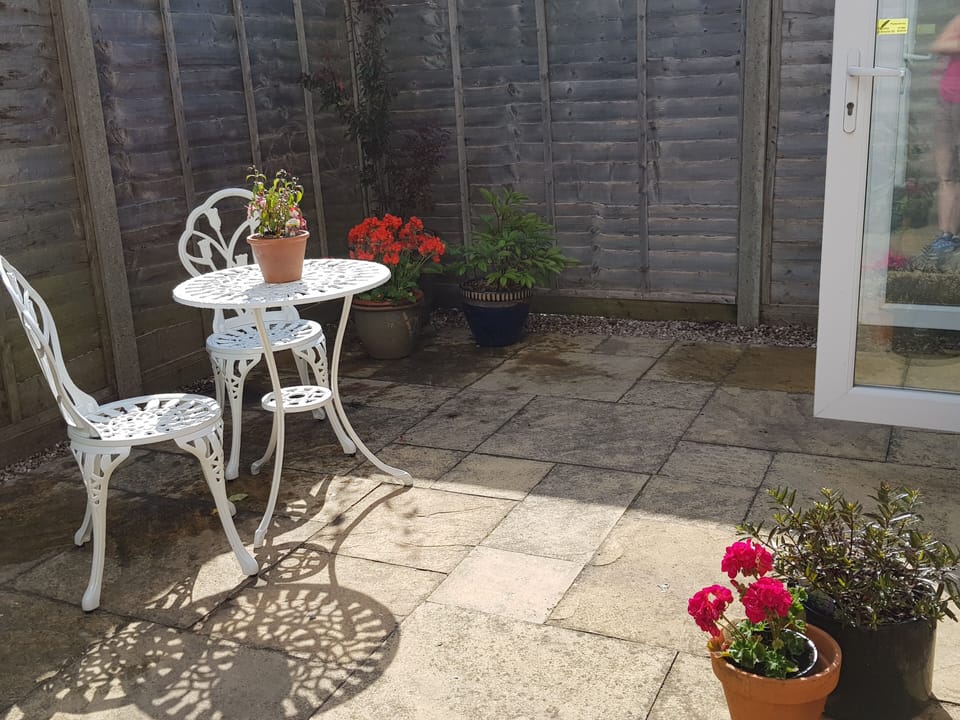 Owl's Roost, Cotswolds (Sleeps 2) Private courtyard garden with outdoor dining