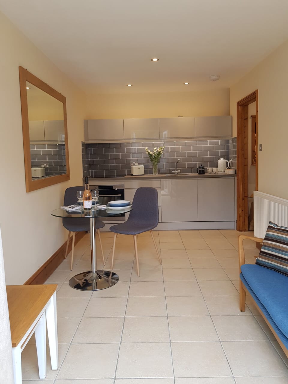 Owl's Roost, Cotswolds (Sleeps 2) Contemporary living space with new kitchen