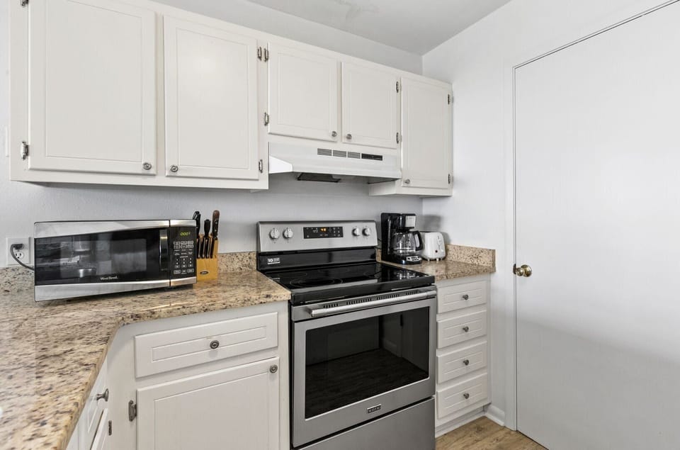 Clean open kitchen.