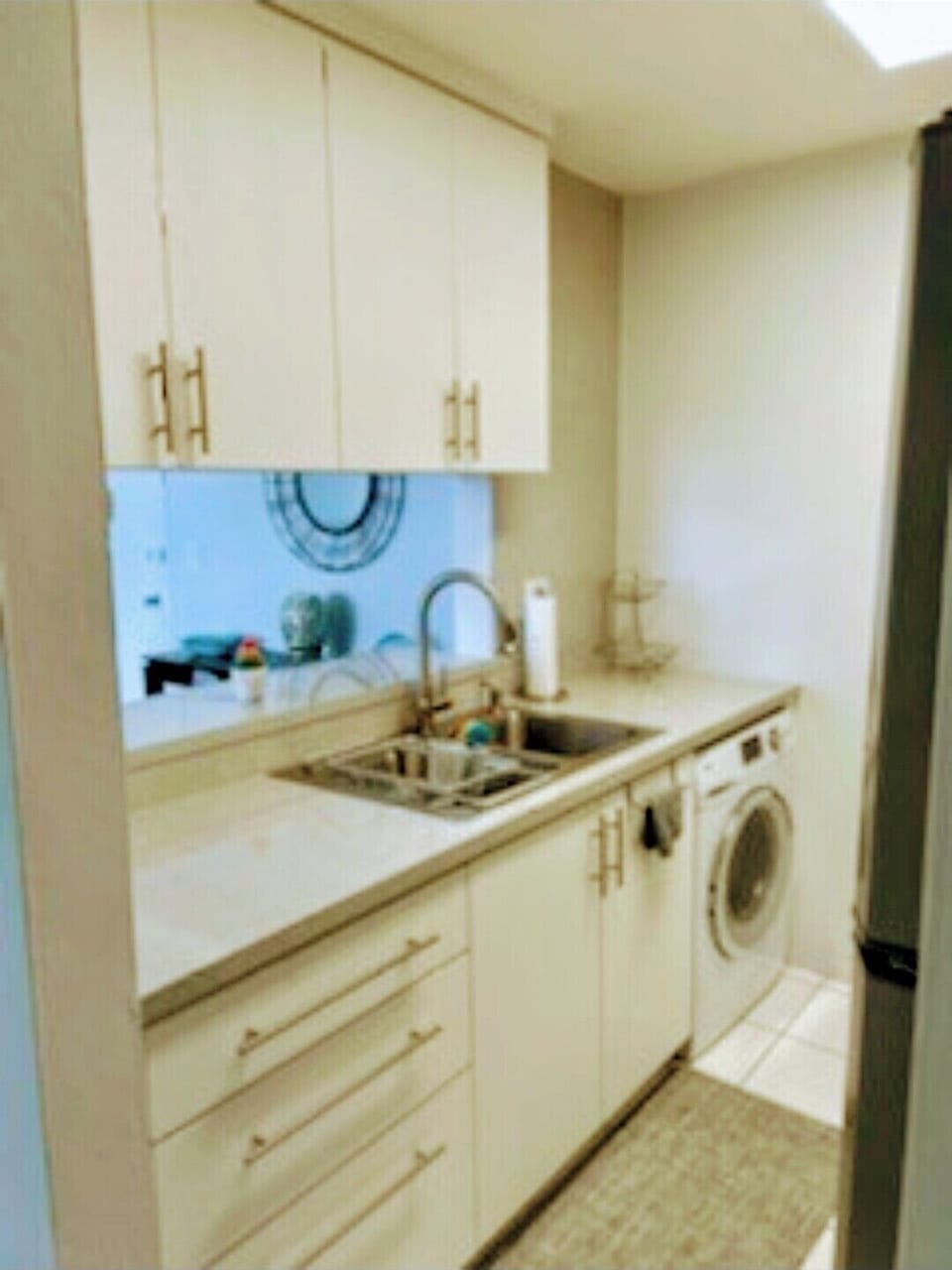 Kitchen
Open counter to dinning room