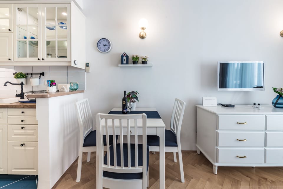 Sitting table and multimedia