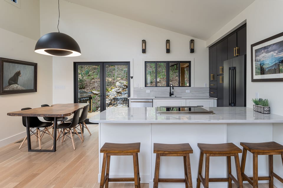 Sleek kitchen & dining areas w/breakfast bar seating for 4.