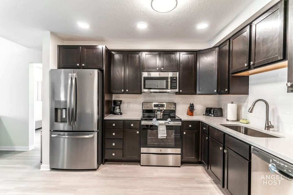 A beautiful fully-equipped kitchen with loads of space for cooking at home.