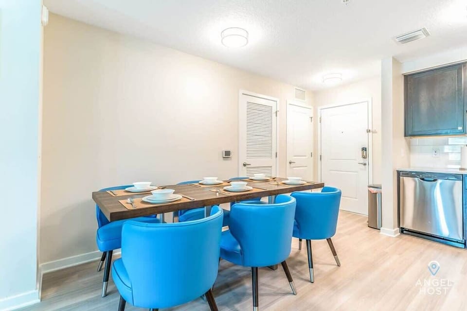 Comfortable sit-down dining for 6.