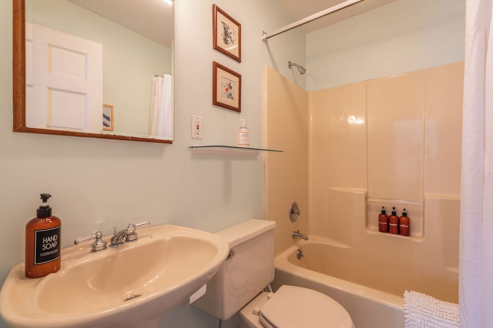 Full guest bath.