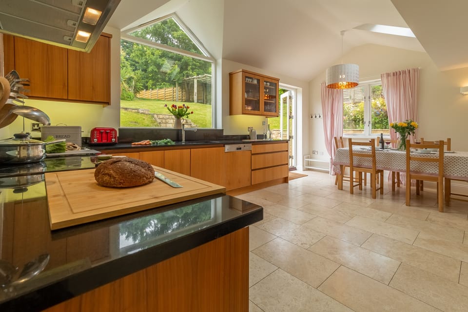 Ground floor: Spacious dining kitchen with seating for six guests