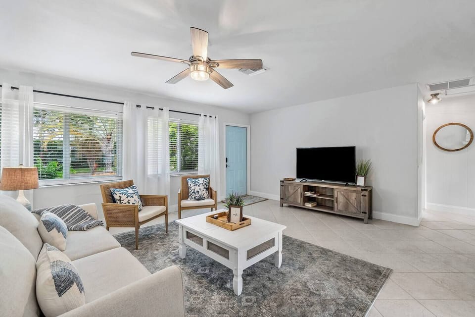 Cozy, newly furnished living area. Roku smart TV!