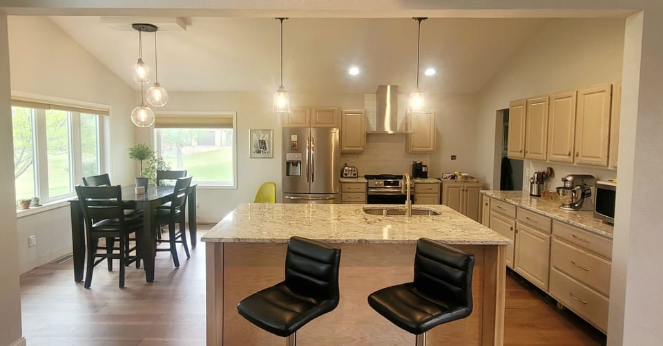 Kitchen island/dining off Great Room, main level 