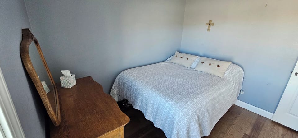 Second main level bedroom with queen memory foam high quality mattress. 
