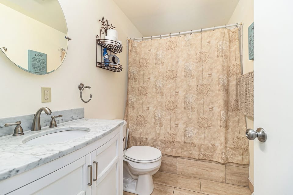 2nd Bathroom (Tub and Shower)