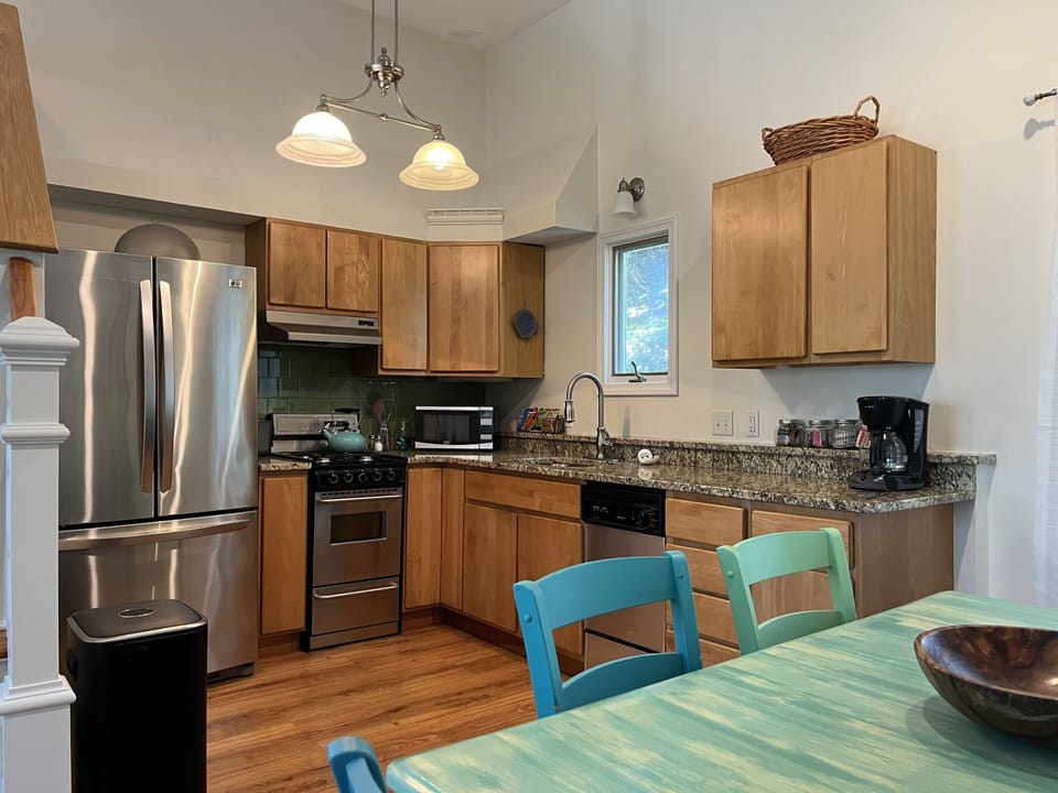 fully equipped kitchen, granite counter tops & stainless appliances
