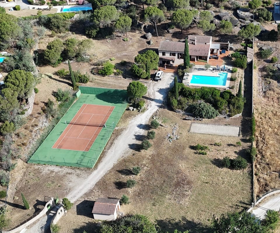 Set on private 1 hectare of land with tennis court, boulle court and large pool