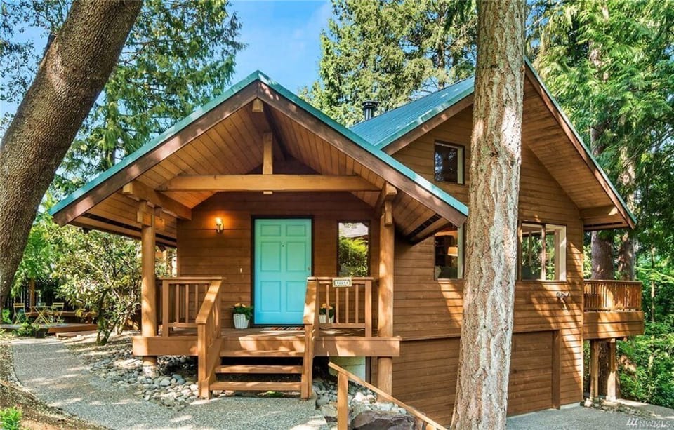 A cabin within city, front door.