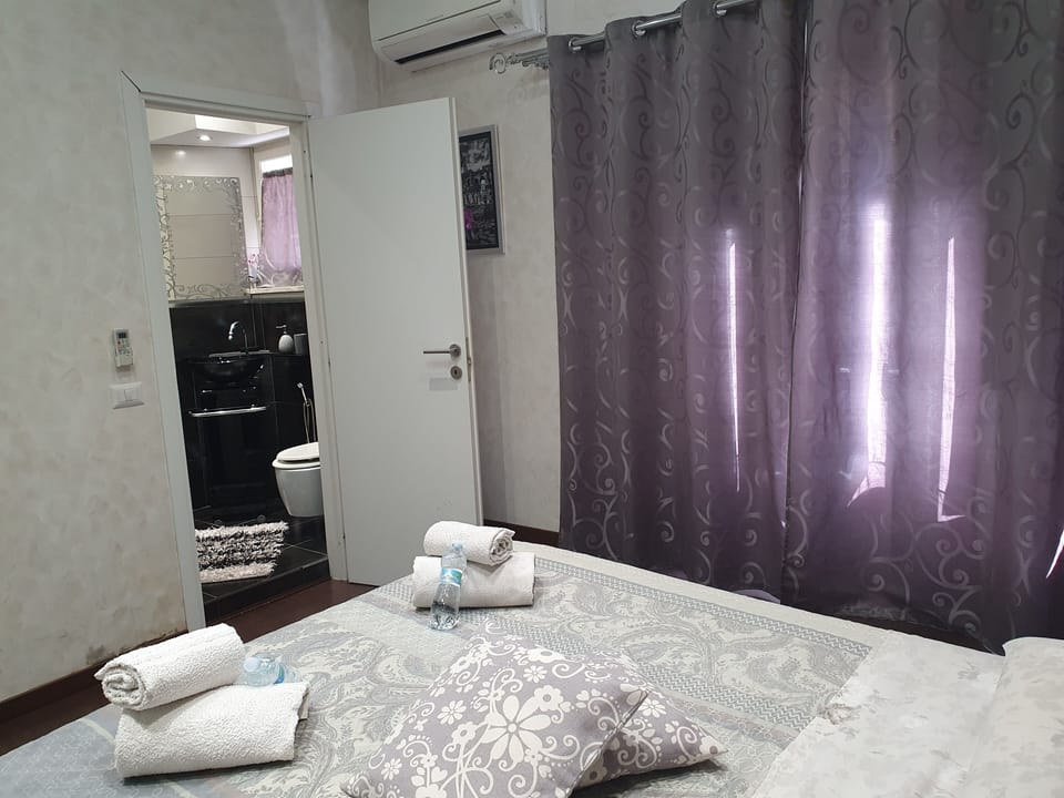 Camera Matrimoniale Luminosa con Bagno Privato, Aria Condizionata, Wi-fi, Frigo.