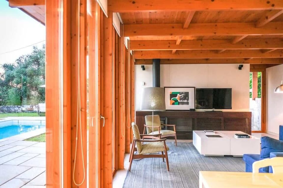 A mix of modern and vintage details plus some art with a bright environment
