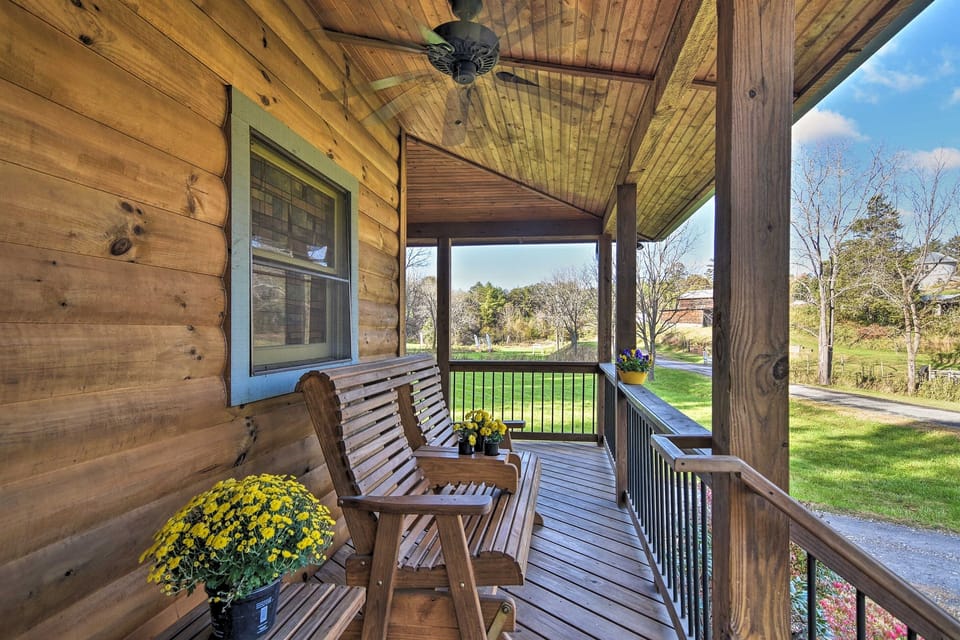 ‘Brookside’ is a 1-bath studio cabin with space for 6 guests.