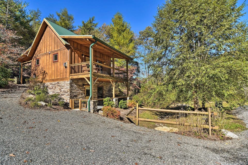 Cabin charm and modern amenities come together inside Elk Path.