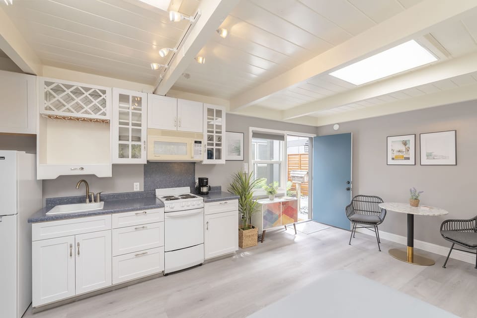 Guest Suite, Queen, Kitchenette, En Suite with Shower