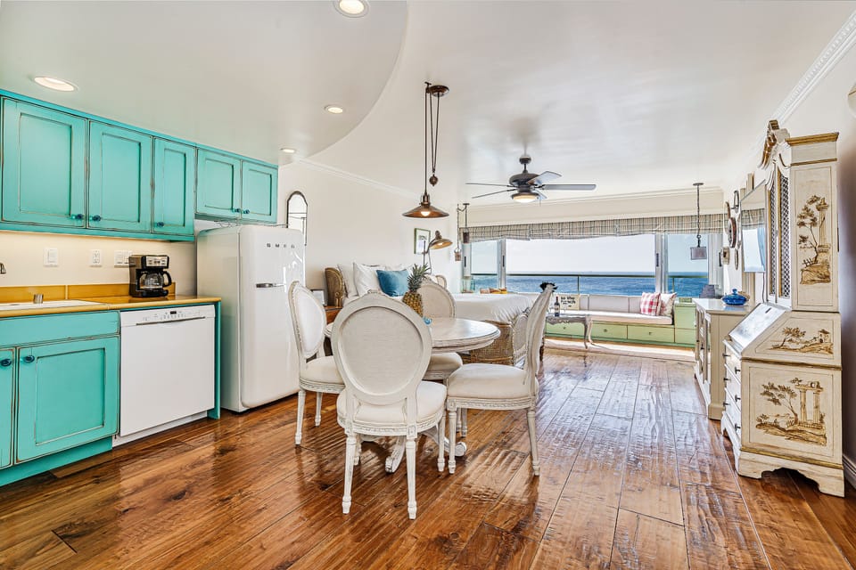 Enjoy the View from Every Part of this Studio - Enjoy the View from Every Part of this Studio