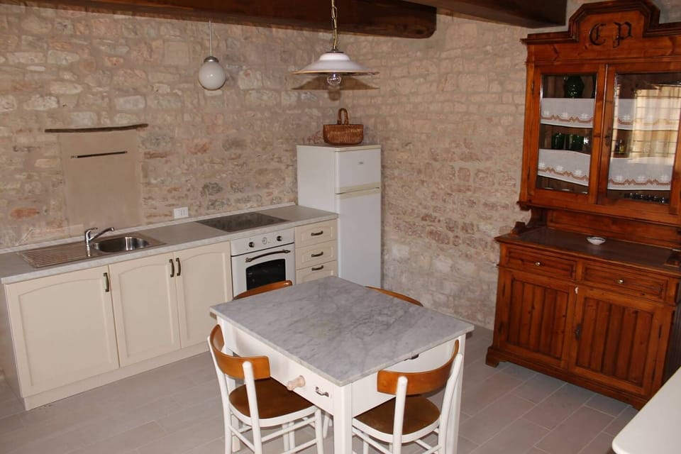Vista della cucina dall'alto. Il tavolo della cucina ha una bellissima lastra di marmo di Carrara.