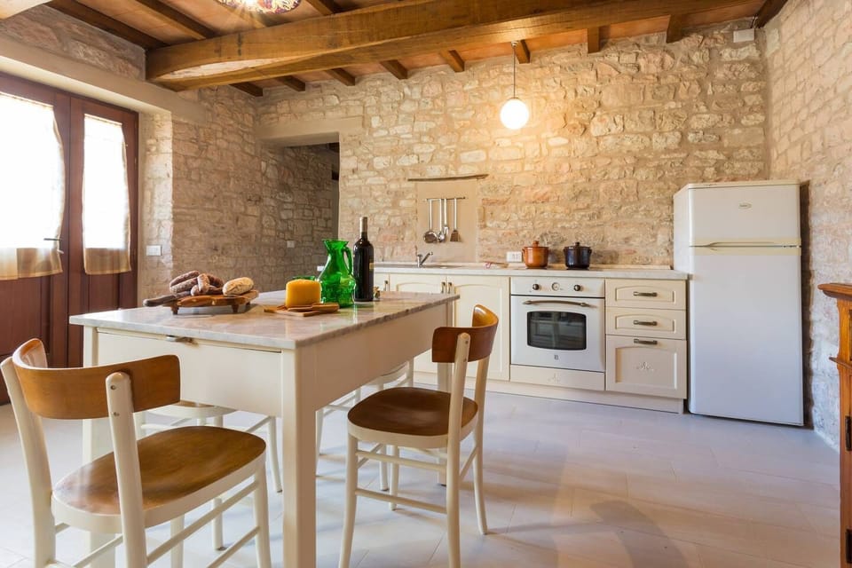 Altra vista dell'aerea living con cucina. 