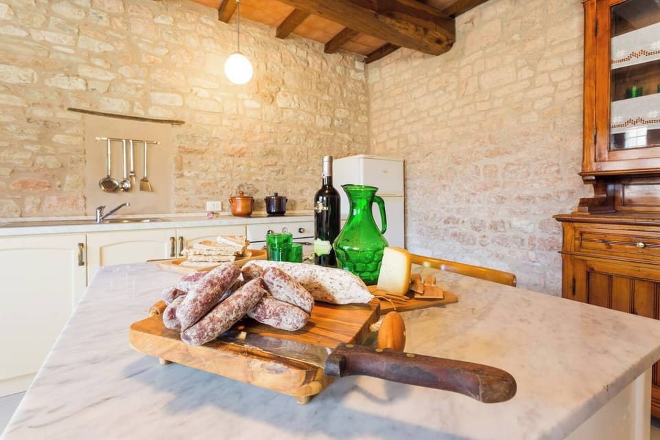Il bellissimo tavolo vi aspetta per una merenda umbra!!