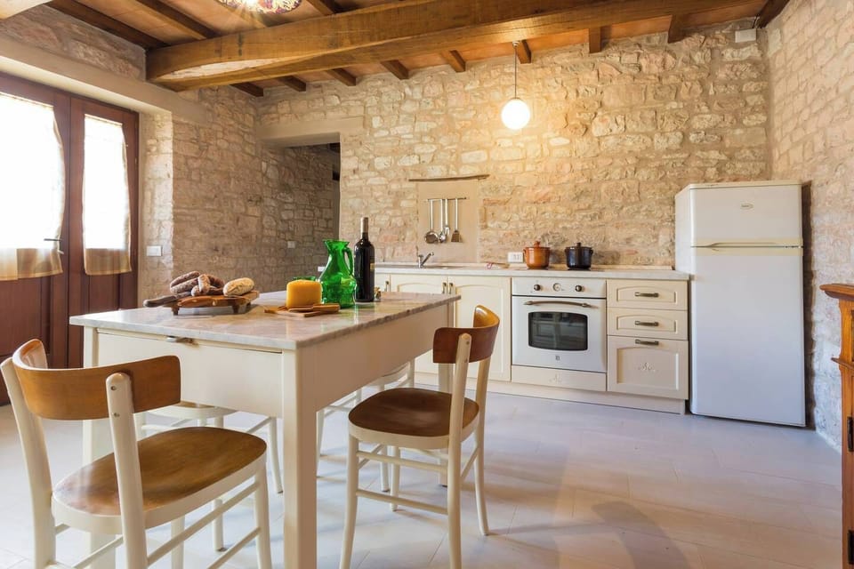 Altra vista dell'aerea living con cucina. 