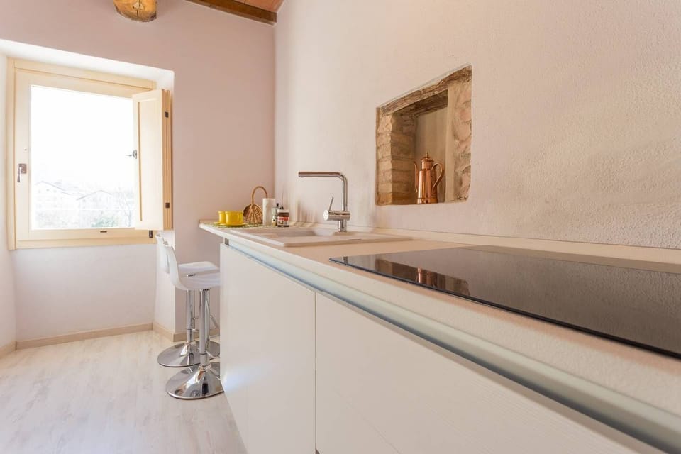 Altra vista della zona cucina