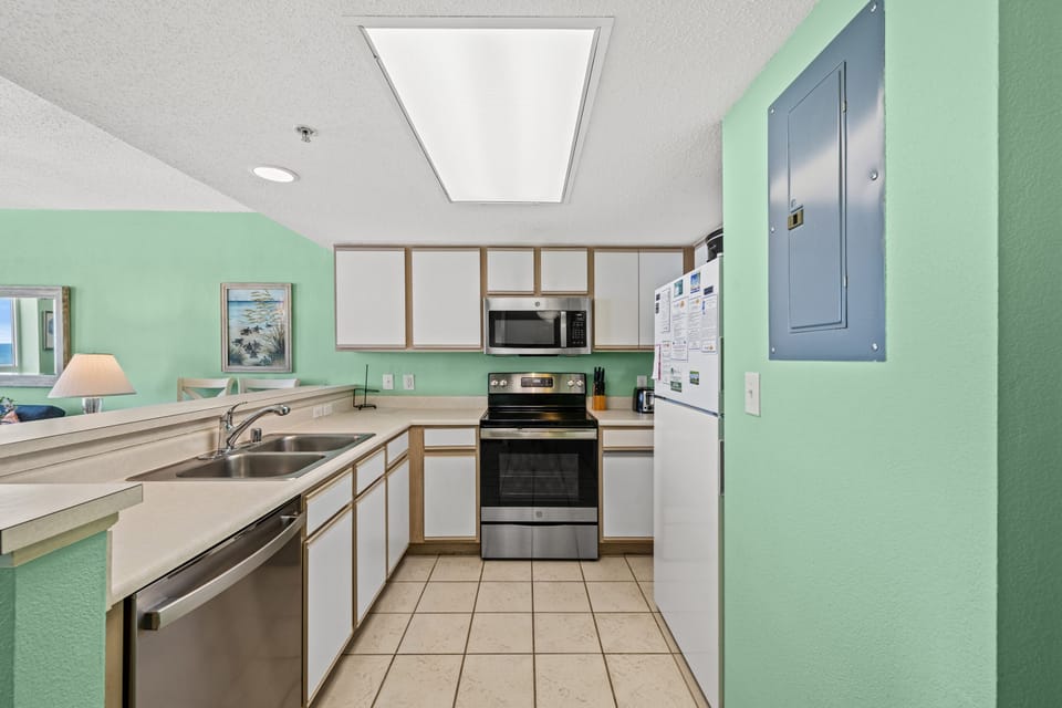Fully equipped kitchen & plenty of counter space to help make meal prep a snap.